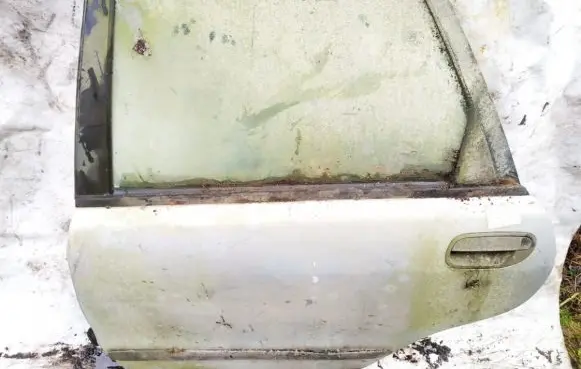 Volvo S40, V40 Rear door sidabrines