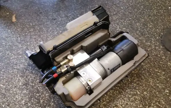 Mercedes-Benz E W211 Convertible roof hydraulic pump 2118000048 A2118000435