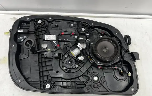 Hyundai i30 Front door window regulator motor 82470A6230