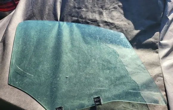 Citroen Berlingo Front door window glass four-door
