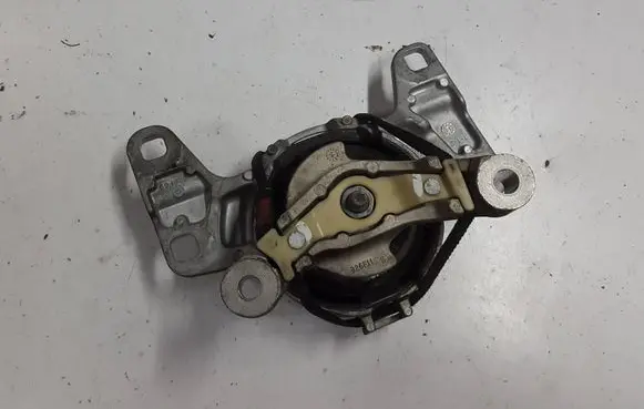 Engine mount vacuum valve