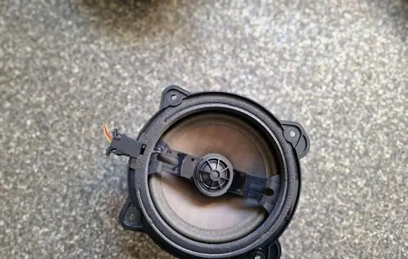 Audi A3 S3 8P Front door speaker 8H0035411