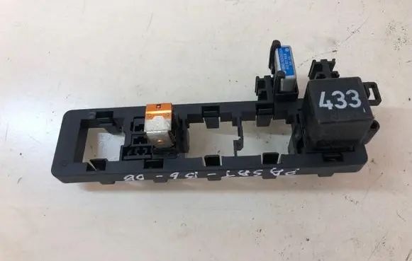 Volkswagen PASSAT B6 Relay mounting block 1K1937503