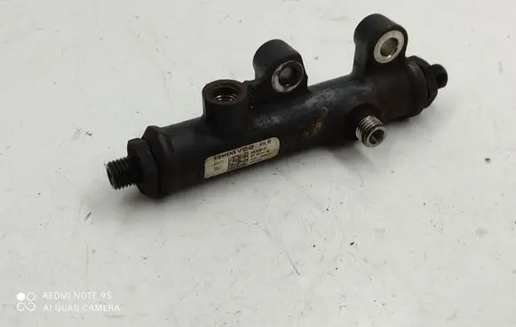 Land Rover Discovery 3 - LR3 Fuel main line pipe 4R8Q9C066