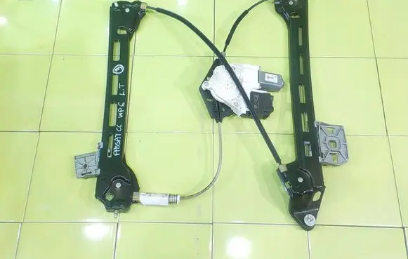 Volkswagen PASSAT CC Front door window regulator with motor C8839461K WP6