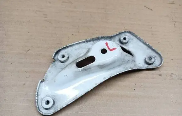 Skoda Yeti (5L) Fender mounting bracket 1Z0810679D