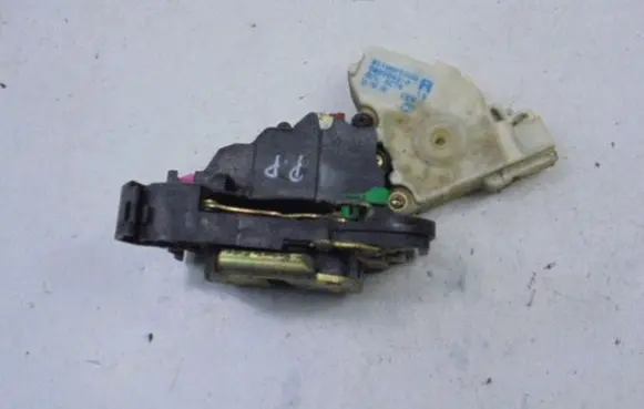 Subaru Impreza II Front door lock 61100FE000