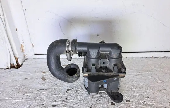 BMW 5 E34 Coolant heater control valve 1147412042 1382299