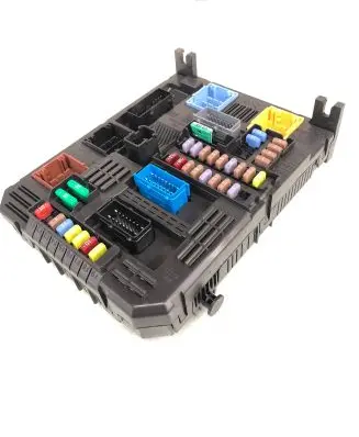 Opel Mokka B Fuse module 9832881080
