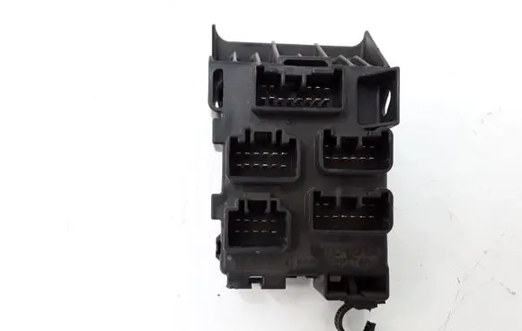 Toyota Corolla Verso AR10 Fuse module 8273405030