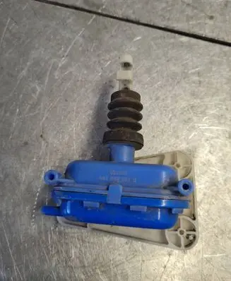 Volkswagen Jetta II Central locking vacuum pump 443862153B