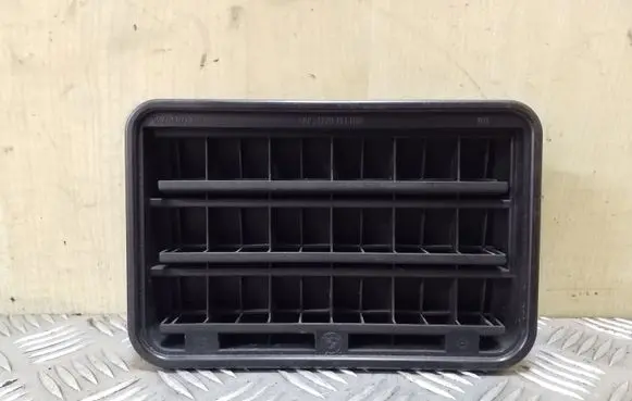 Quarter panel pressure vent