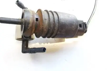 Volkswagen PASSAT B5 Windscreen/windshield washer pump 1j0973722