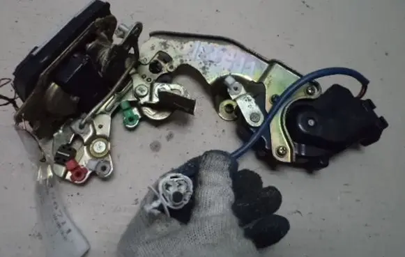 Suzuki Swift Cultus Rear door lock