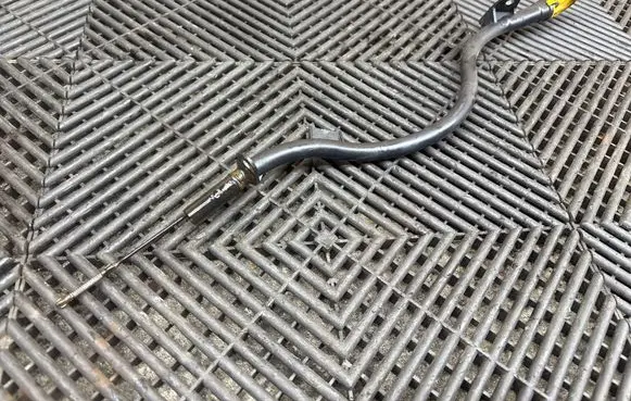 Volkswagen PASSAT B8 Oil level dip stick 04L103634