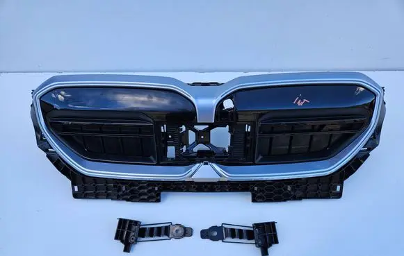 BMW 5 G60 Front bumper upper radiator grill 5A09B52