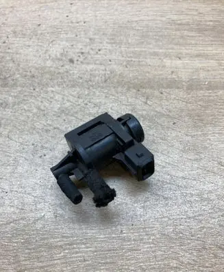 Volkswagen PASSAT B5.5 Vacuum valve 1J0906283A