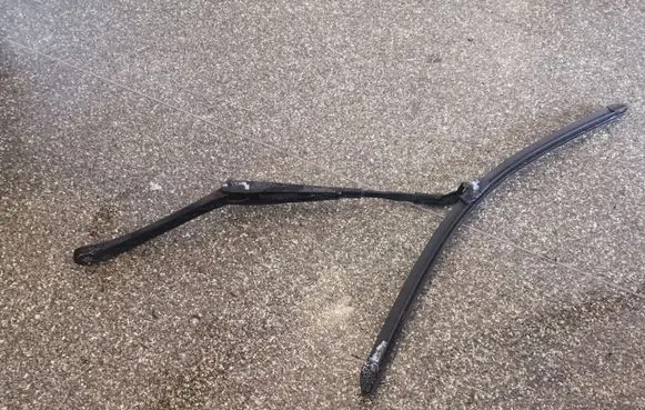 Front wiper blade arm
