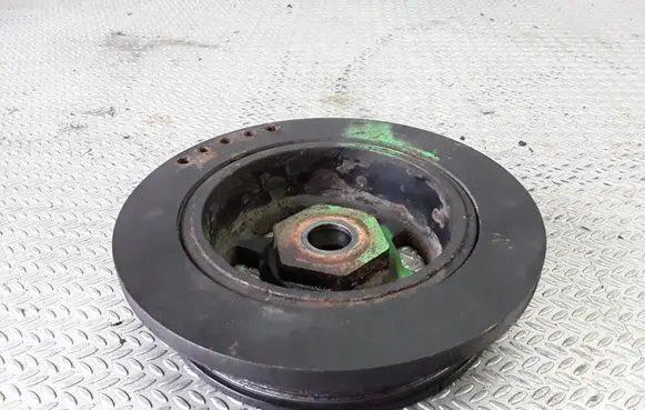 Volkswagen PASSAT B5 Crankshaft pulley 071105248C