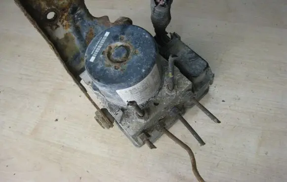 Chrysler Sebring (ST-22 - JR) ABS Pump P04779554AC 00402697E100 25092643353