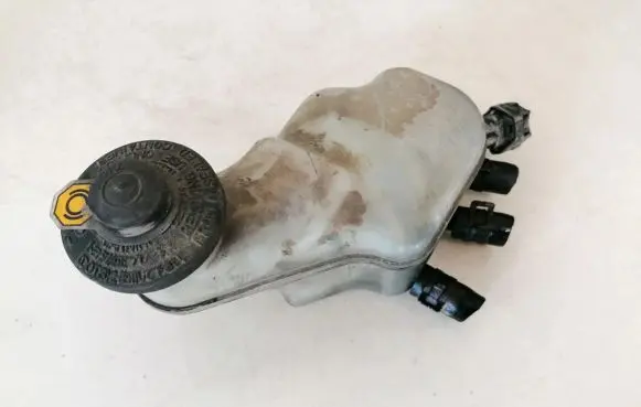 Brake fluid reservoir