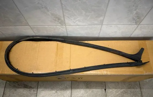 Volkswagen Amarok Rubber seal front door (on door) 2H0837773D
