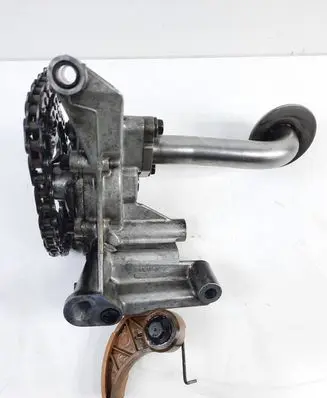 Volkswagen Golf IV Oil pump 06A115105B
