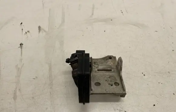 Radiator mount bracket