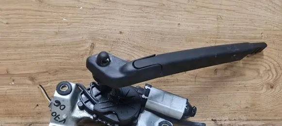Volvo V70 Rear window wiper motor 8667188
