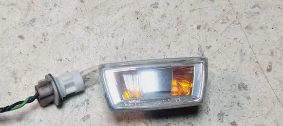 Front fender indicator light
