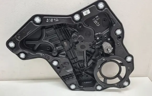 Rear door manual window regulator