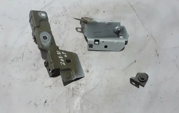 Renault Zoe Fender mounting bracket 631410025R
