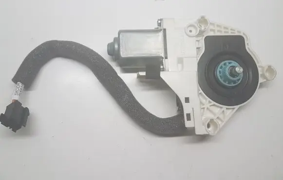Skoda Yeti (5L) Front door window regulator motor 8K0959812A A2-13