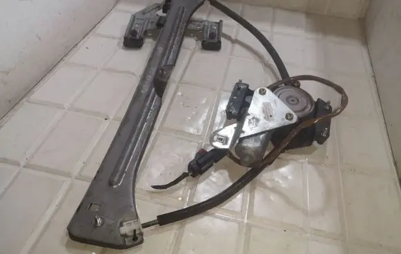Chrysler PT Cruiser Front door window regulator with motor 04724556AE 026152
