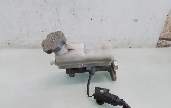 Hyundai H-100 Master brake cylinder