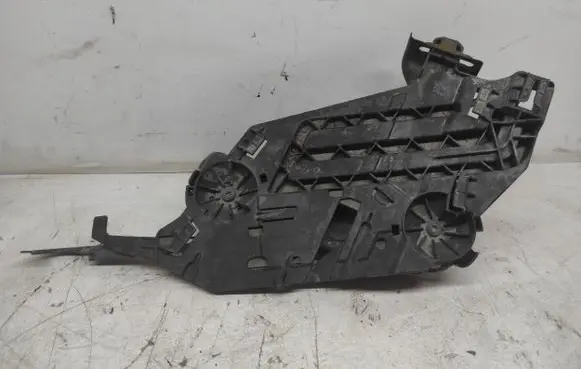 Skoda Octavia Mk2 (1Z) Headlight/headlamp mounting bracket 17035201