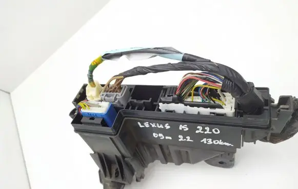Lexus IS 220D-250-350 Fuse module 8266253060