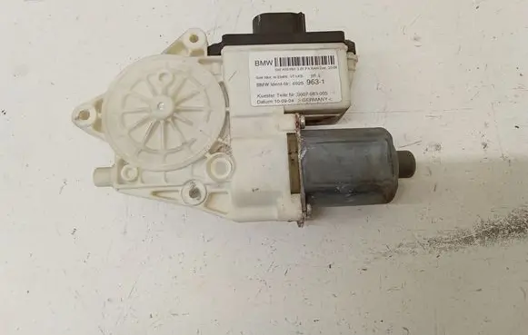BMW X3 E83 Front door window regulator motor 69259631