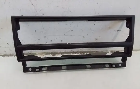 BMW 5 E39 Radio/GPS head unit trim 8247302