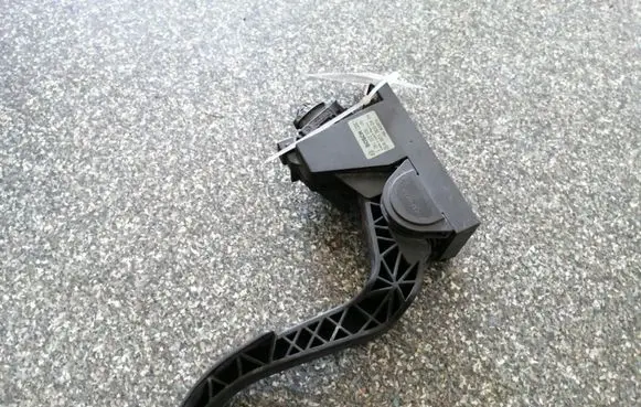 Mercedes-Benz Vito Viano W638 Accelerator throttle pedal A9013000404 0281002335