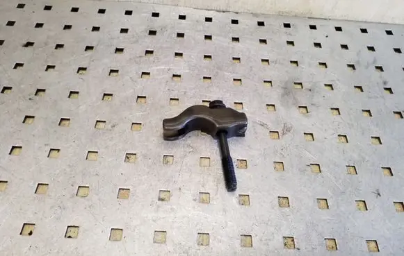 Opel Zafira B Fuel Injector clamp holder