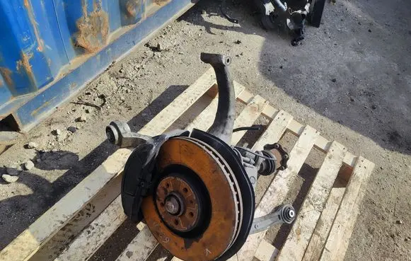 Front wheel hub spindle knuckle