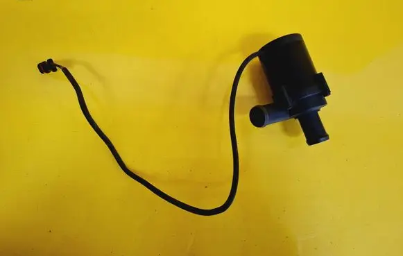 Volkswagen Bora Electric auxiliary coolant/water pump