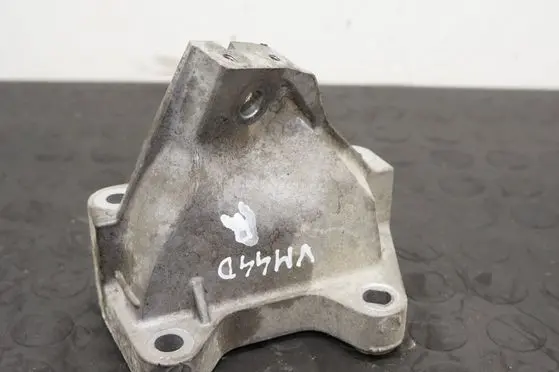 Engine mounting bracket
