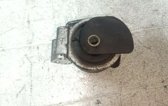 Engine mount bracket