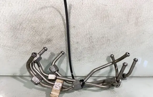 Volvo V70 Fuel injector supply line/pipe 