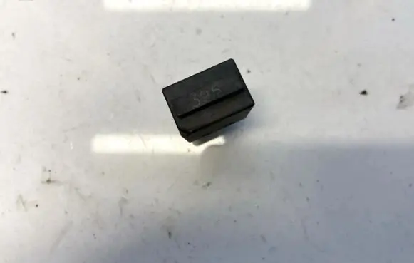 Volkswagen PASSAT B4 Other relay 8Z0951253