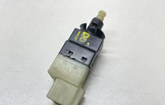 Mercedes-Benz C W203 Brake pedal sensor switch 0015453809