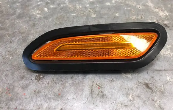 Front fender indicator light