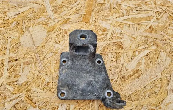 BMW 5 E39 Engine mounting bracket 6751226